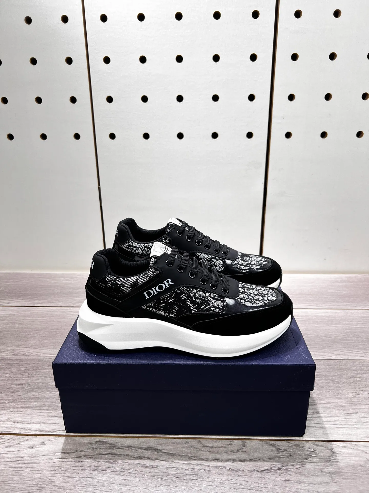Factory price: 440💰Dior official website new style🎁🎁fashionable casual men's shoes👟, popular style💥simple and elegant version, exclusive for trendy men. Unique official website latest brand elements 👑original decoration, fashionable and generous, imported first-layer cowhide with original fabric✅breathable mesh lining, official website designated wear-resistant casual outsole, counter classic model taken in kind🎬Four colors available, code 38-44. Can be customized 45 non-returnable